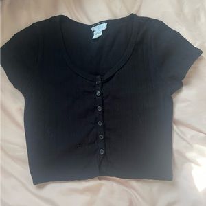 Bought from Tilly’s only worn maybe twice super cute black crop top!